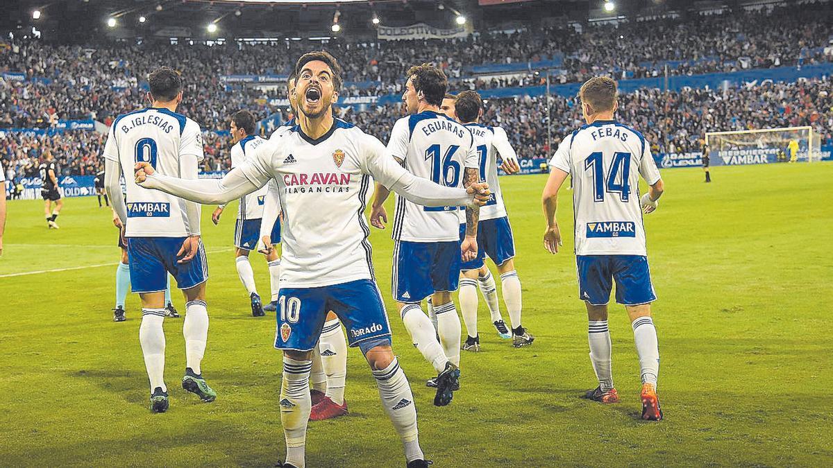 Javi Ros celebra el único tanto del partido con la afición.