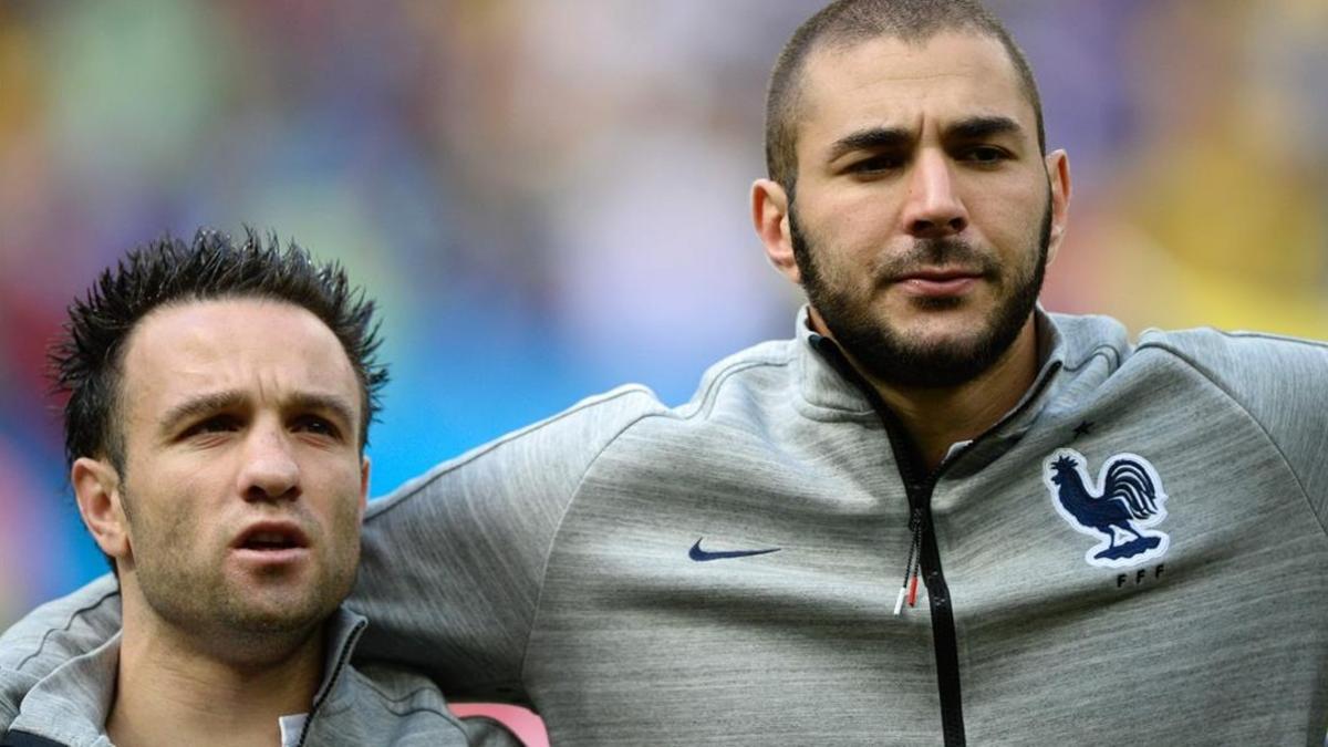 Benzema, junto a Valbuna en un partido con la selección francesa