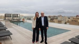 Ana y Toni Mayor posan en la terraza de uno de los hoteles con vistas a la ciudad de Alicante.