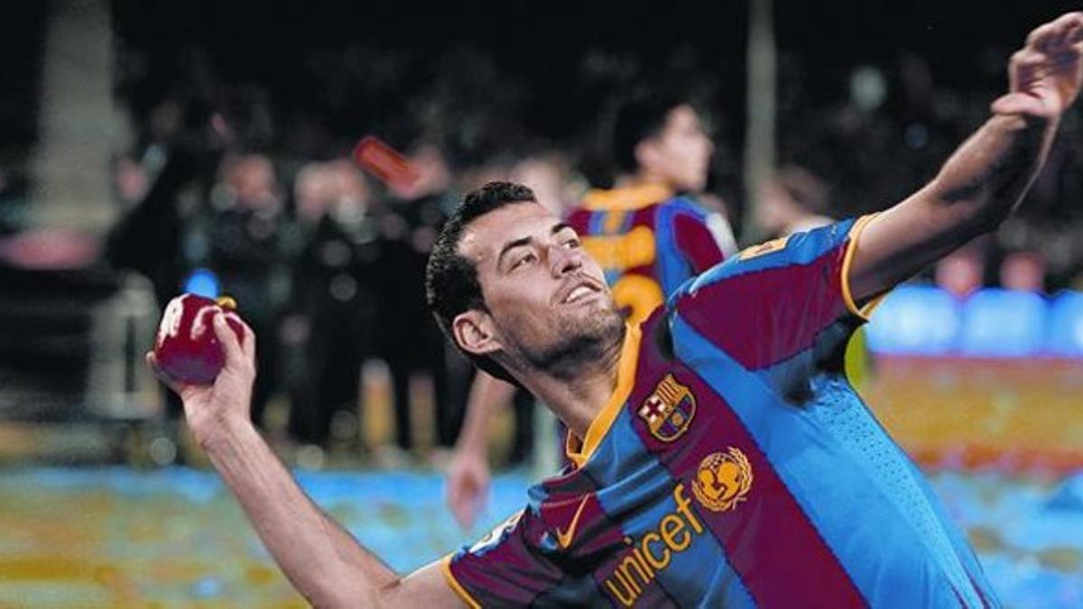 Busquets lanza un pimiento a las gradas del Camp Nou el domingo.