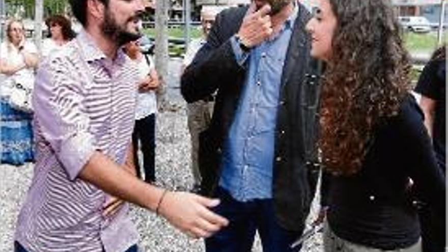 Garzón, amb barba, amb Joan?Herrera, va visitar ahir Girona.