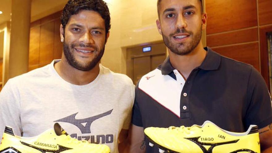 Hulk y Víctor Camarasa, con las botas intercambiadas