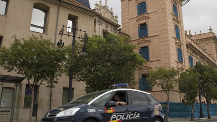 Un coche de la Policía, ayer por la mañana junto al museo San Pío V. F: Fernando Bustamante.