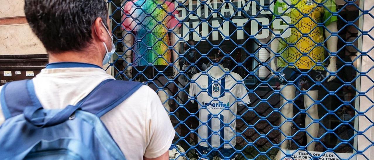 La camiseta del Centenario del CD Tenerife se vende en la red a precio de  saldo - El Día