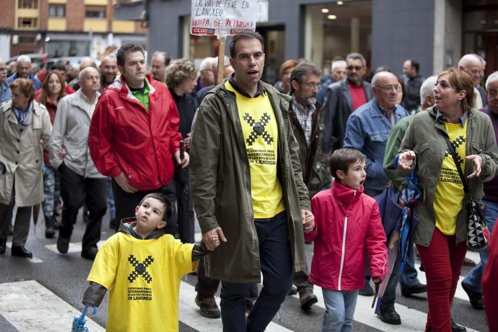 Manifestación contra los retrasos en las obras de soterramiento en Langreo