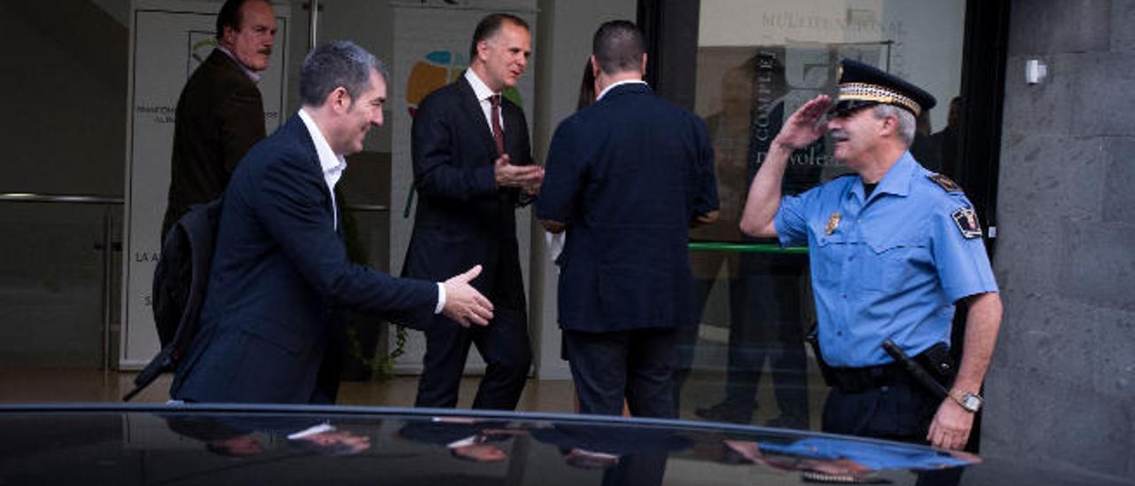 El presidente del Gobierno de Canarias, Fernando Clavijo, ayer a la llegada a la sede de la Mancomunidad del Norte.