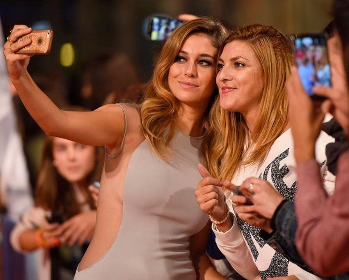 Blanca Suárez se hace un selfie con los fans del FesTVal de Vitoria