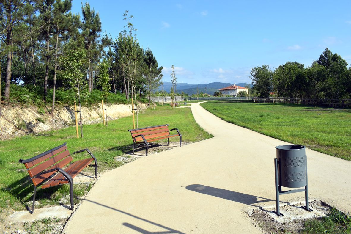 Completan la red de senderos y carriles bici, en la primera fase del parque acuático de Porto Piñeiro (Valga).