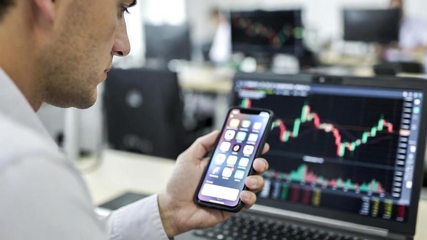 "Si una oferta suena demasiado bien para ser verdad…": la CNMV alerta sobre 20 chiringuitos financieros
