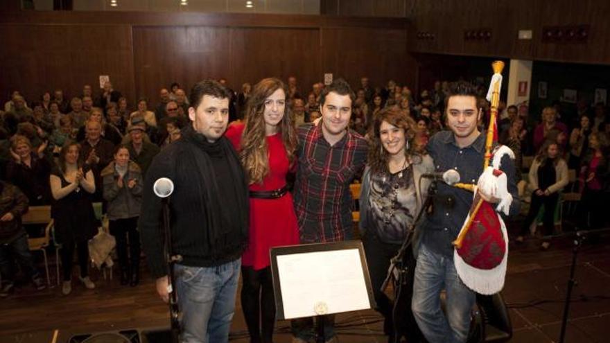 Héctor Braga, Marisa y Fernando Valle Roso, Anabel Santiago y Pablo Carrera, al concluir su concierto en Rioseco.