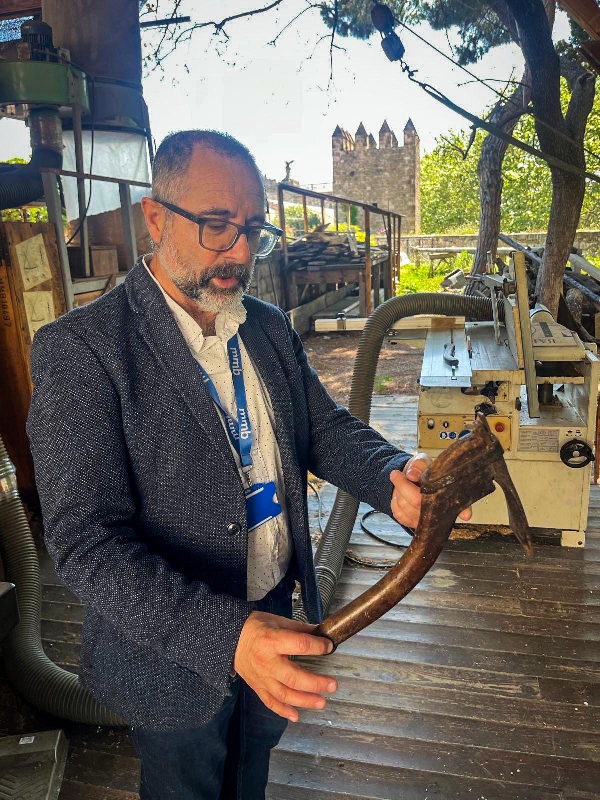 Garcia Domingo enseña un 'aixa', herramienta para trabajar la madera.