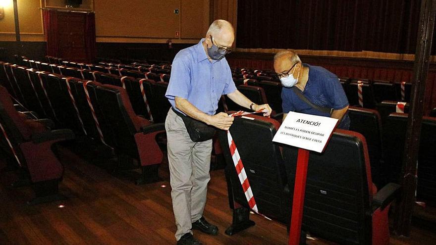 Membres del cineclub Torroellenc encintant les butaques.