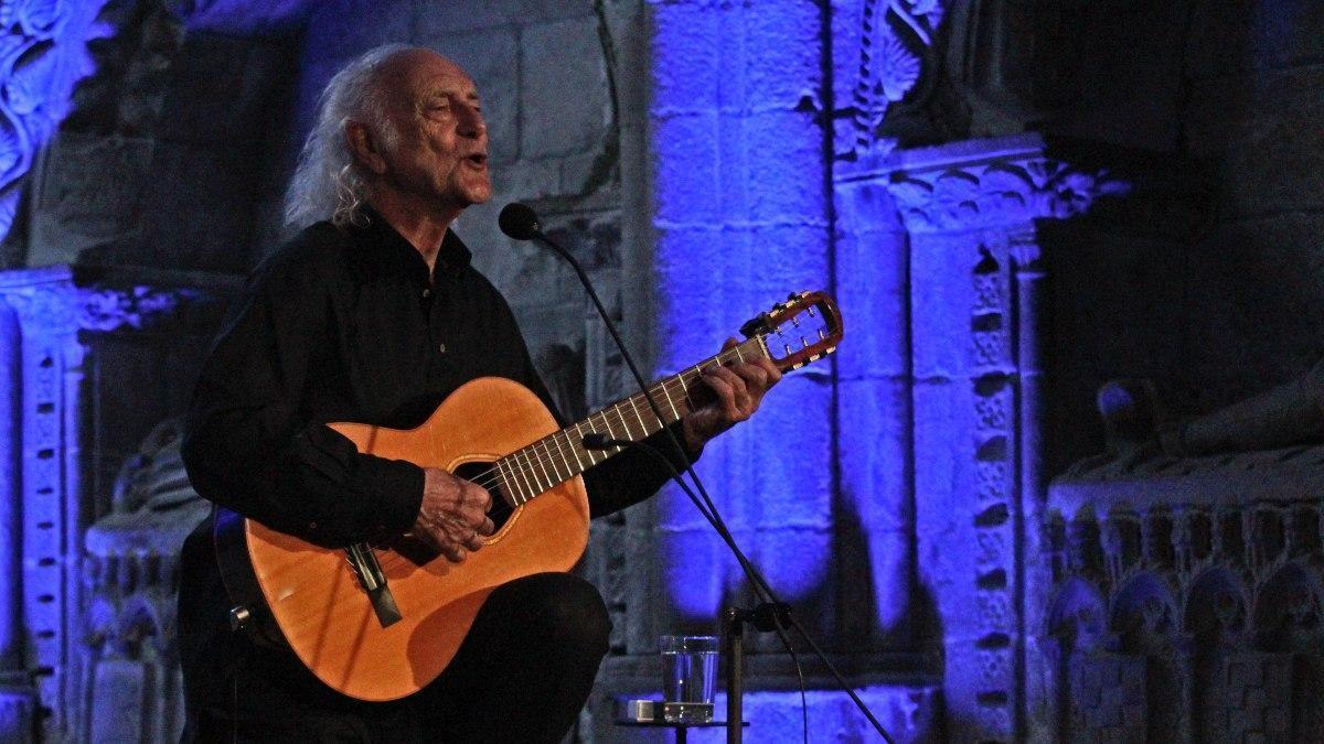 Amancio Prada en pleno concierto en Bonaval.
