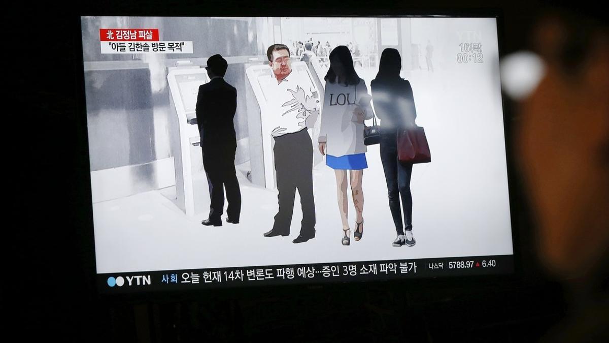 Un ciudadano surcoreano observa un informativo en la televisión que trata sobre la muerte de Kim Jong-nam.