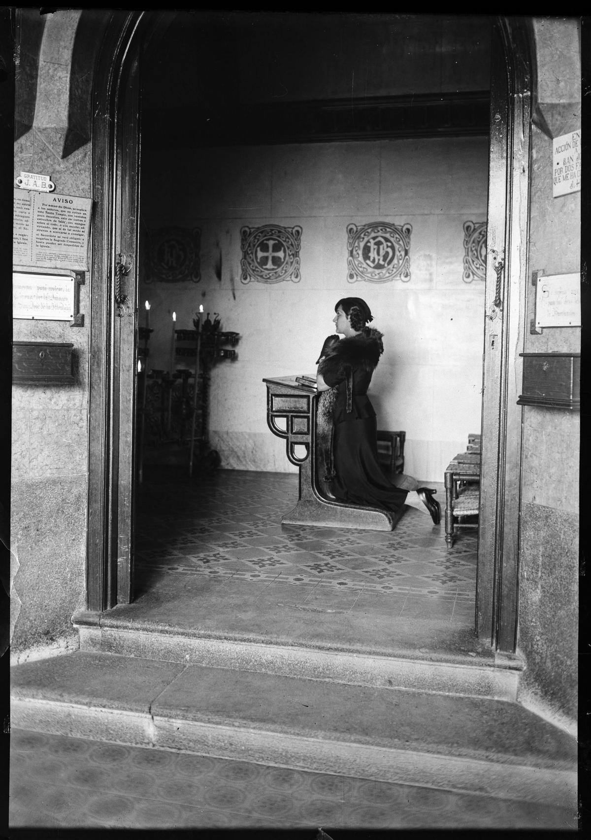 Joan Andreu Puig Farran, Mujer rezando, Barcelona, 1931-1936. Archivo Fotográfico de Barcelona / Archivo Familia Puig Farran. © Arxiu Família Puig Farran. Plata en gelatina a partir de negativo de vidrio