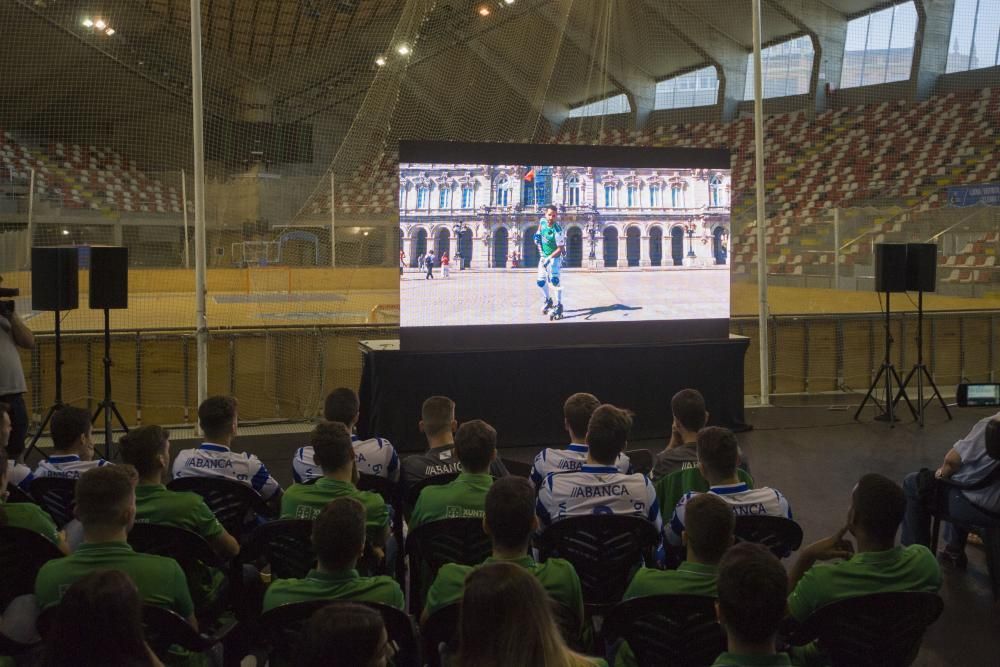 El equipo de hockey sobre patines presenta en el Palacio de los Deportes de Riazor las equipaciones para la temporada. La primera seguirá siendo verdiblanca y la segunda, blanquiazul como la del Dépor