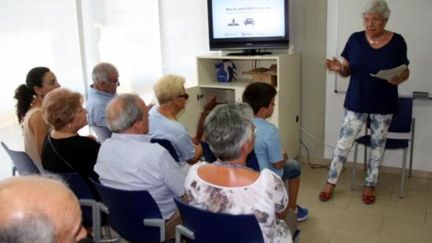 Una de les voluntàries, la Pepita, durant la primera xerrada-taller