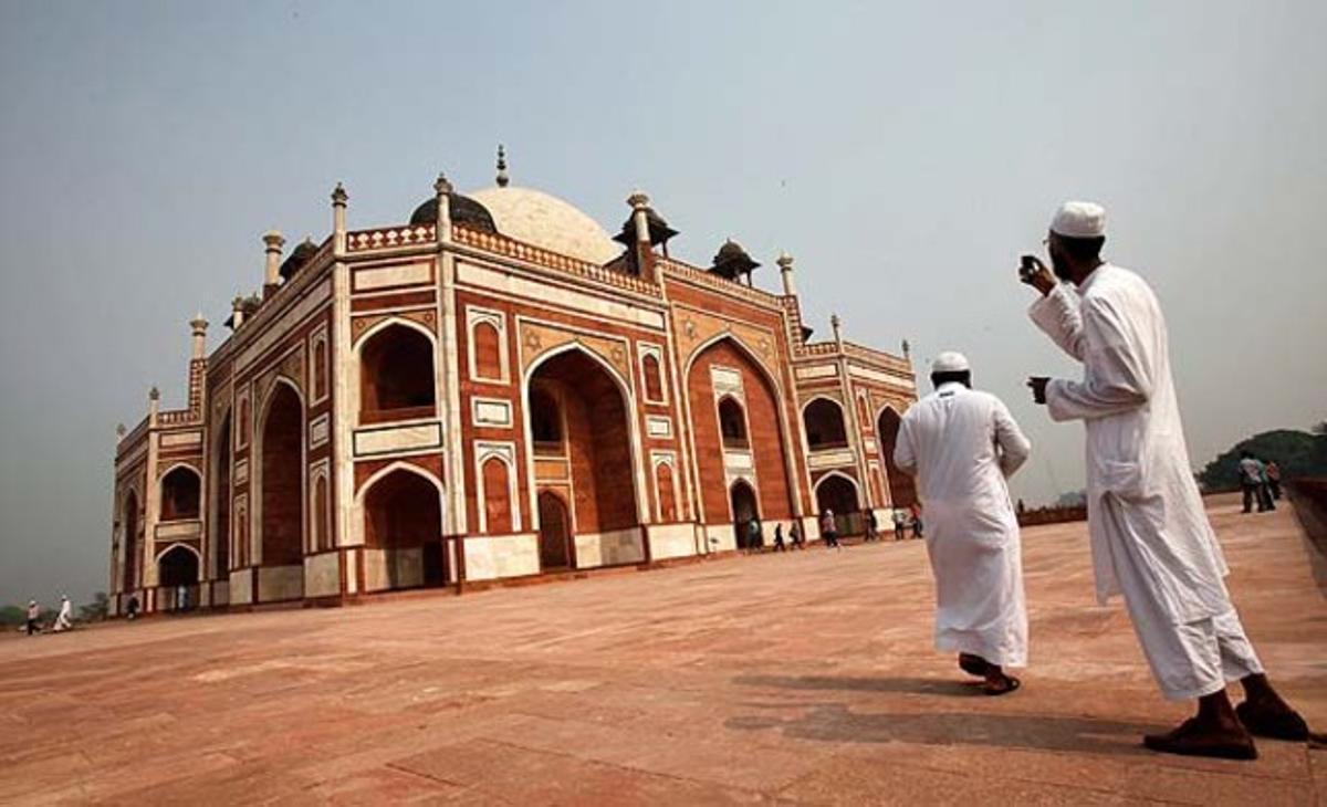 Un turista fotografia la tomba de Humayun, el segon emperador de l’imperi mongol, a Nova Delhi (Índia). Un turista fotografia la tomba de Humayun, el segon emperador de l’imperi mongol, a Nova Delhi (Índia).