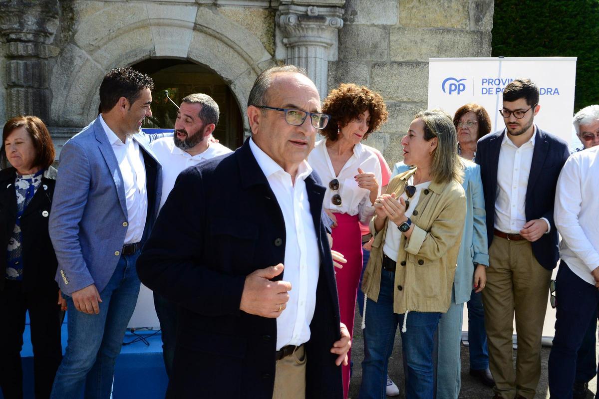 Representantes del Partido Popular departen al final de la "puesta de largo", ayer en el centro de Cangas