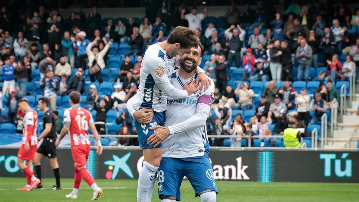Nacho Gil y Enric Gallego celebran un gol del Tenerife la pasada temporada.