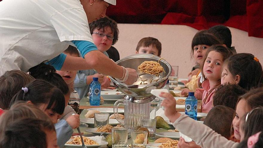 Proponen a cinco empresas para gestionar los comedores escolares en Extremadura