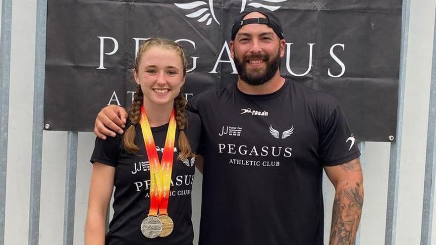 Atletismo. Amelia Weeks posa con sus medallas junto a su entrenador José Ángel Pinedo