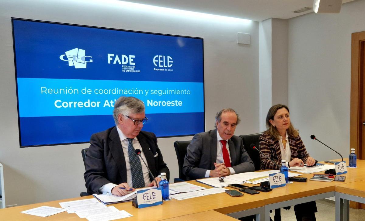 De izquierda a derecha: el presidente de la CEG, Juan Manuel Vieites; el presidente de la FELE, Juan María Vallejo y la presidenta de la FADE, María Calvo.