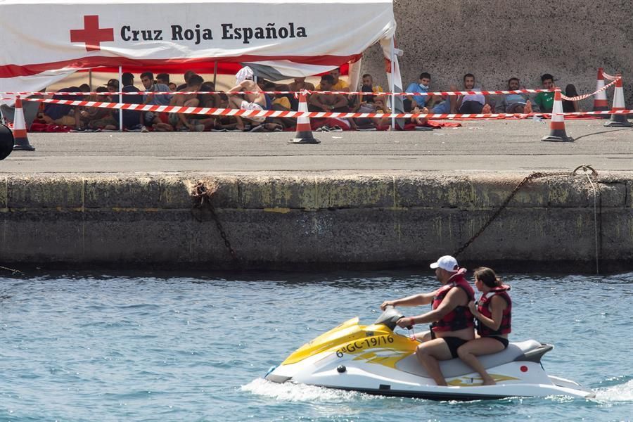 La Cruz Roja monta 17 carpas para acoger a 332 inmigrantes