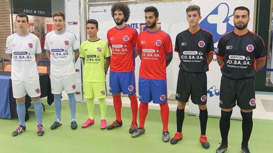 Bruno, Omar, Andrés, Xurxo, Adrián, Carlos y Jony, ayer en el centro comercial Ponte Vella, con las nuevas equipaciones. // I. Osorio