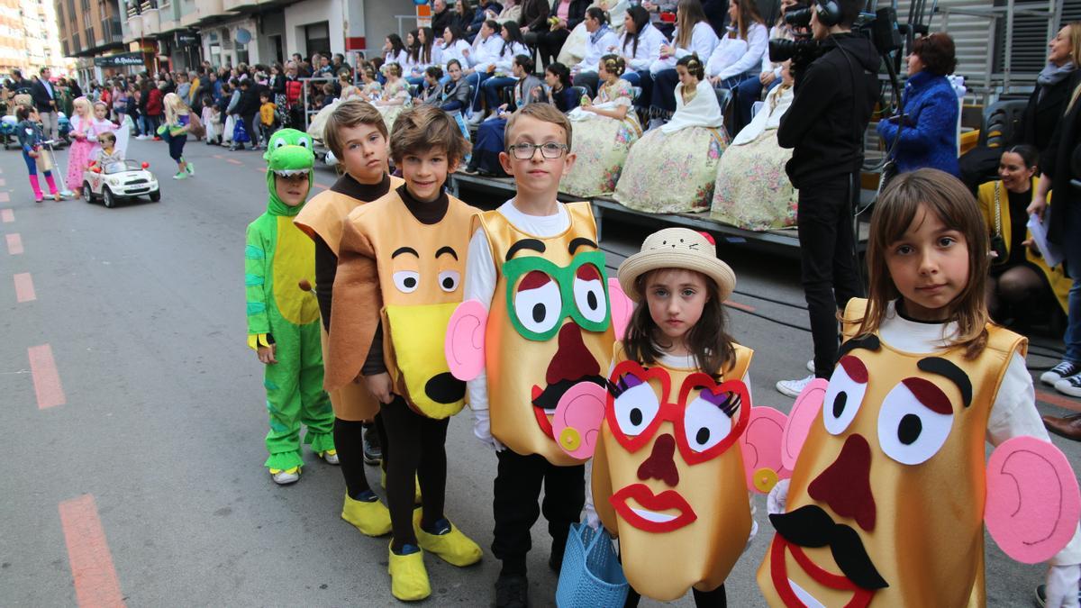 Búscate en las fotos del premio al Barri València en la cabalgata del Ninot infantil de Burriana