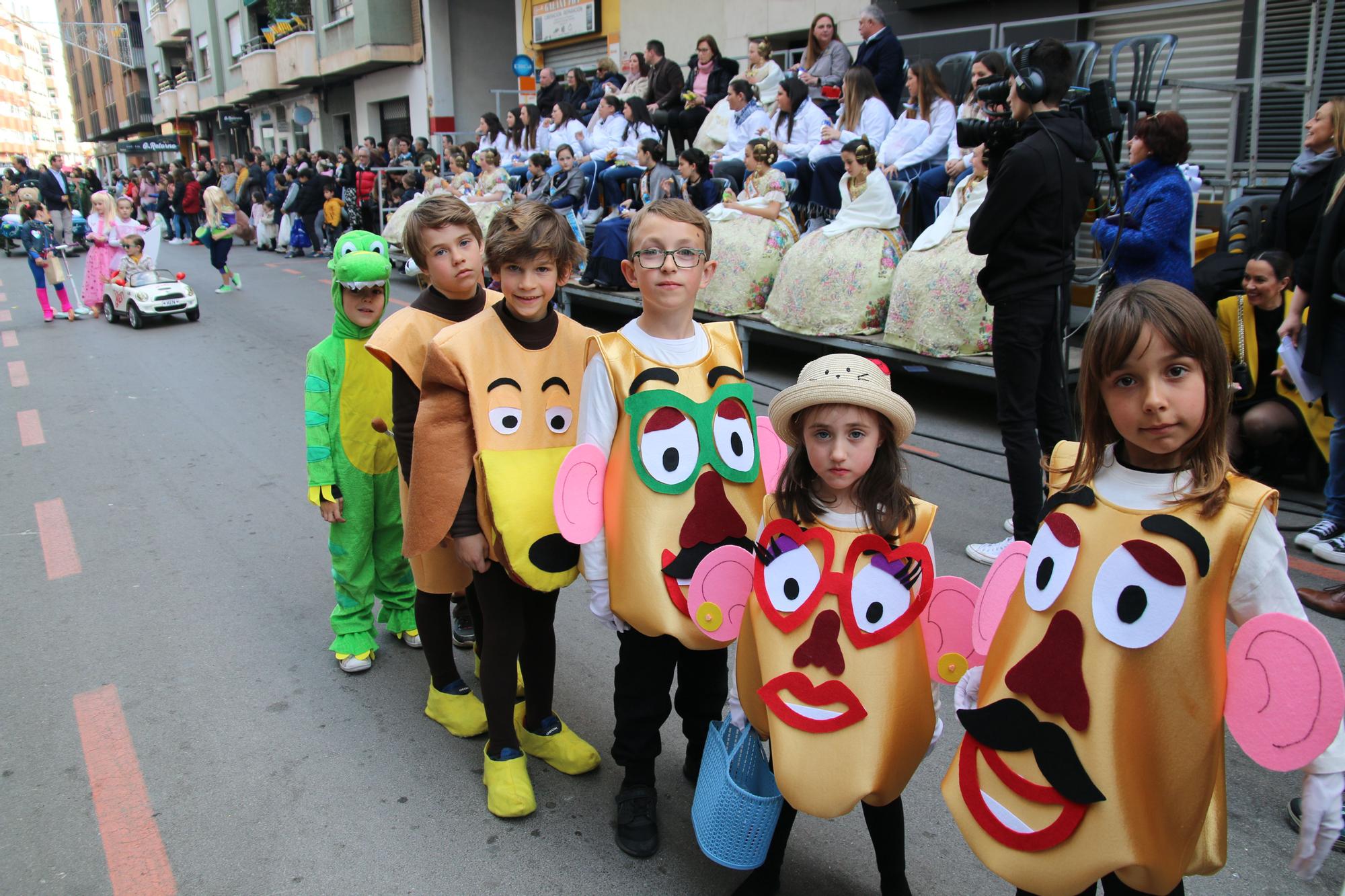 Búscate en las fotos del premio al Barri València en la cabalgata del Ninot infantil de Burriana