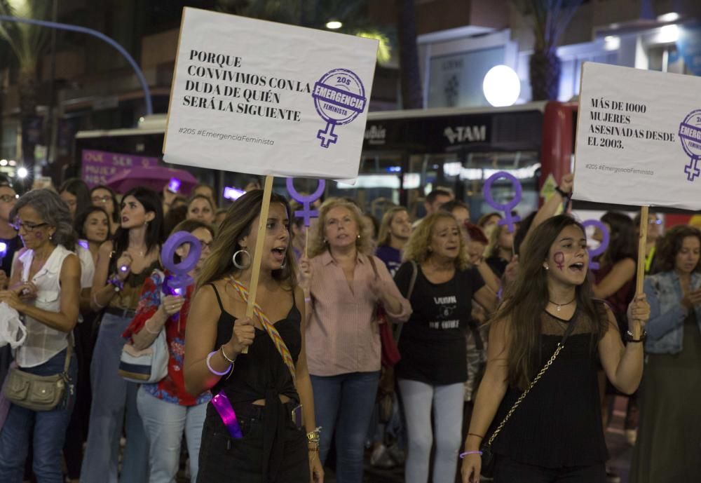 “No es no, lo demás es violación” y “La tumba del machismo, Alicante será”, son algunas de las consignas que se escuchado por las calles de la ciudad