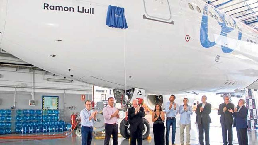 Un momento de la presentación del avión &quot;Ramon Llull&quot;, ayer en el hangar de Air Europa.