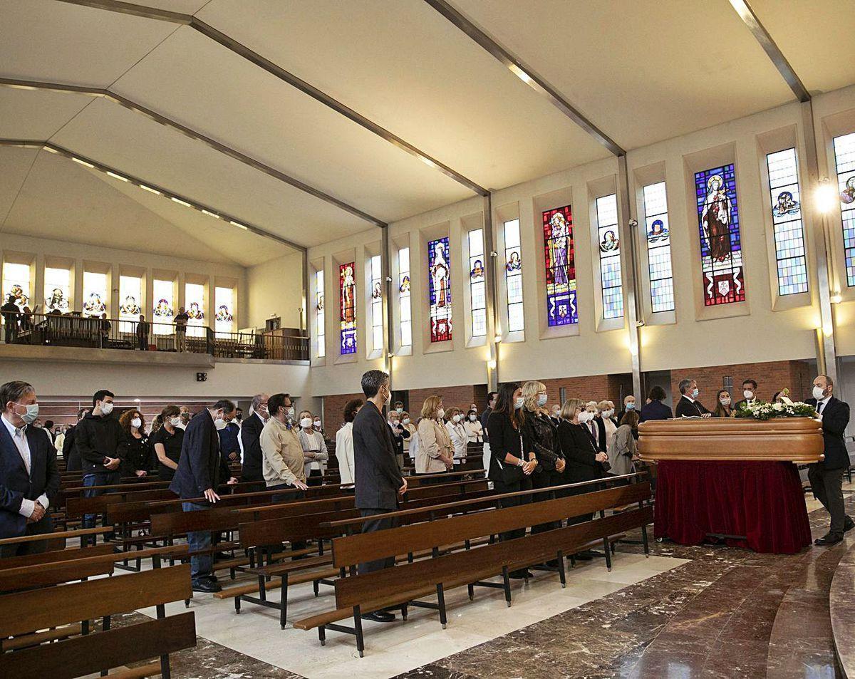 Asistentes al funeral de Tomás Cerra -en el recuadro, en una imagen reciente-, celebrado ayer en la iglesia de los Carmelitas de Oviedo, con el féretro a la derecha.