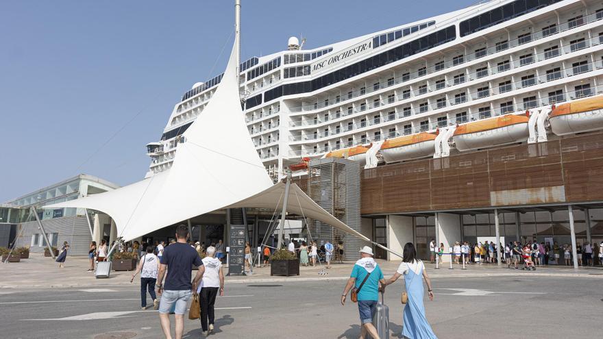 La Diputación negocia con varias navieras para que establezcan en Alicante su puerto base para cruceros