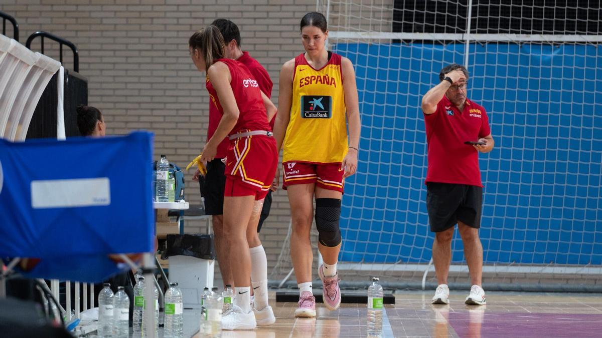 Nerea Hermosa, de amarillo, en un entrenamiento con España en el pabellón Siglo XXI