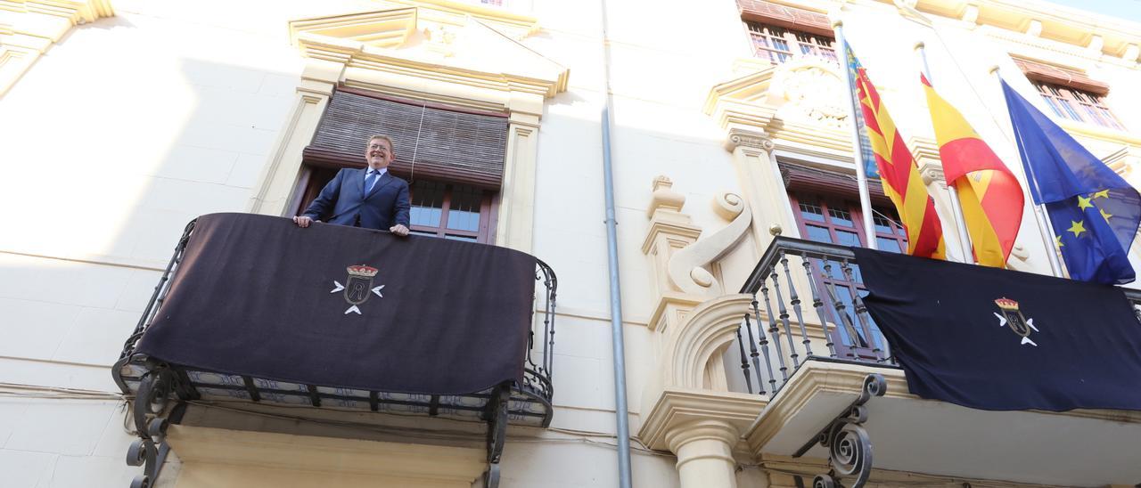 El exjefe del Consell, Ximo Puig, se asoma a uno de los balcones del Palacio Marqués de Rafal en Orihuela, sede del Vega Renhace, en 2022.