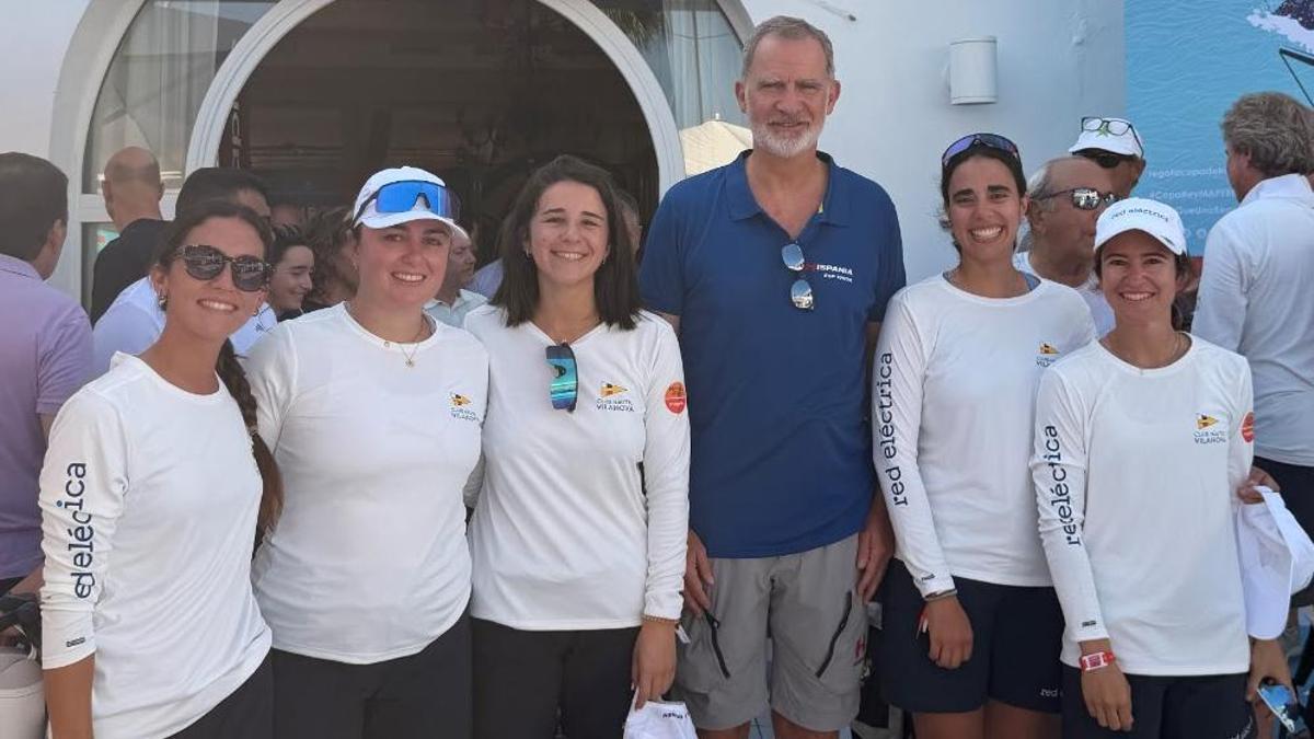 La tripulación del Red Eléctrica posa junto a Felipe XI