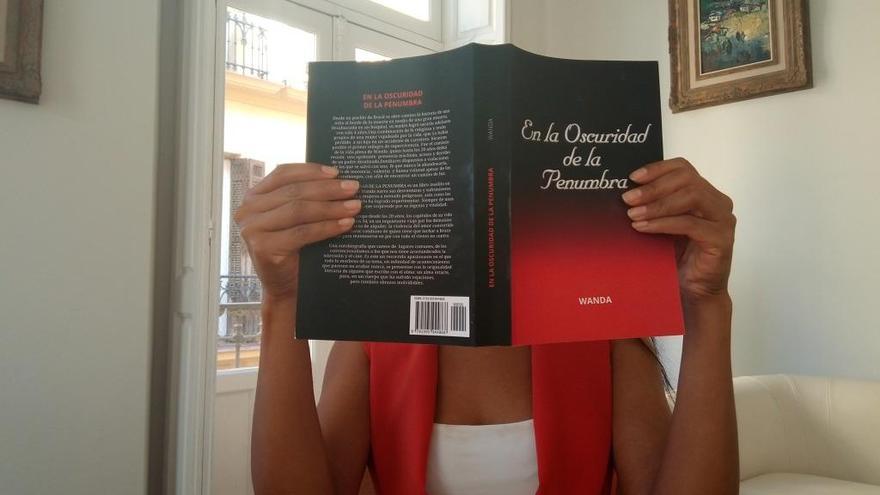 Wanda, con su biografía «En la oscuridad de la penumbra», que ha editado en Amazon, la semana pasada en La Opinión.