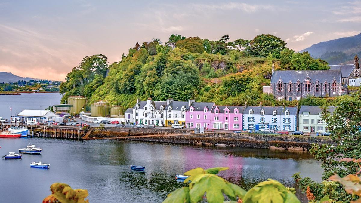 Casas de colores de Portree, uno de los imprescindibles en tu viaje a Escocia.