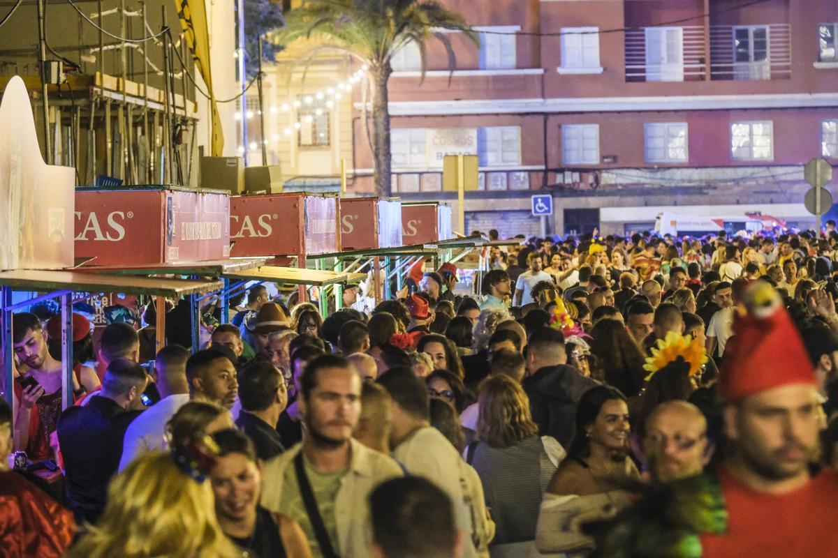 Carnaval de noche de 2024 en la plaza de Los Patos tras la gala de la Reina.