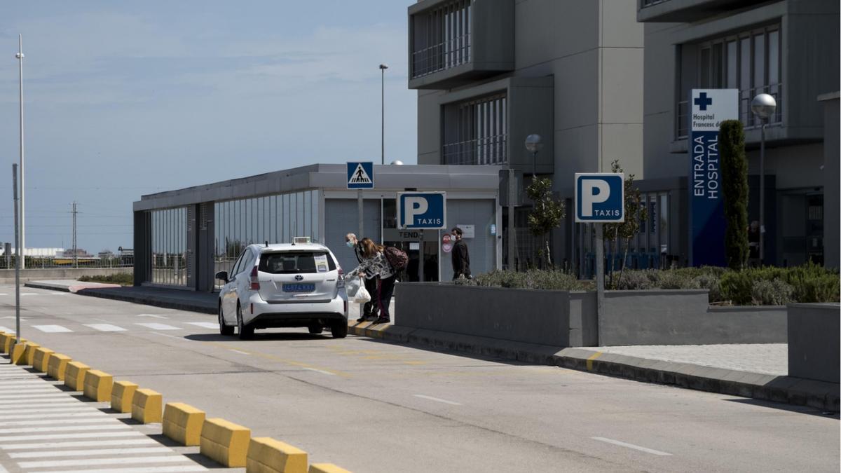 Un paciente sube a un taxi a la puerta del hospital de Gandia