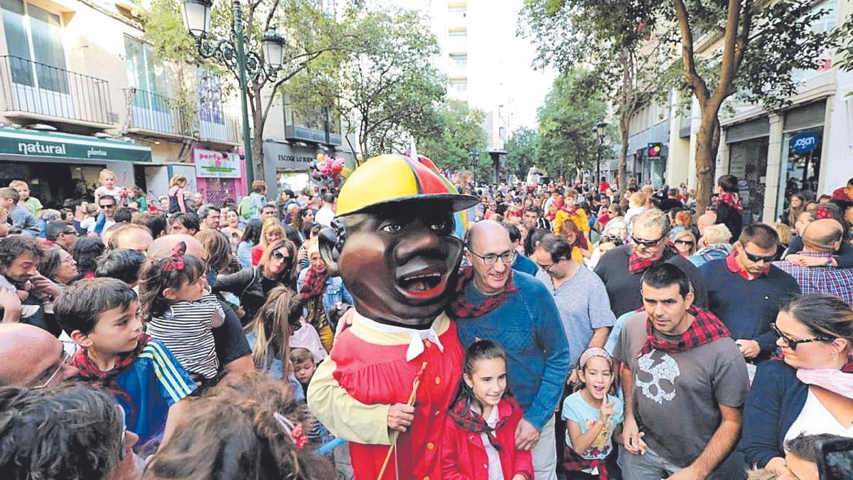 El consistorio ha preparado un espectáculo en los pabellones municipales con los cabezudos como protagonistas.