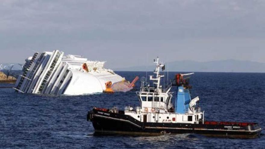2.300 toneladas de fuel amenazan la isla del Giglio tras el naufragio