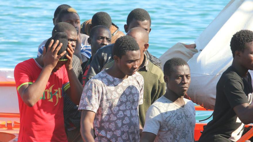 Momento en el que los inmigrantes llegan al puerto de Málaga.