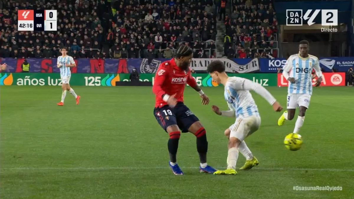 Ilyas Chaira recibe un pisotón de Rosier.