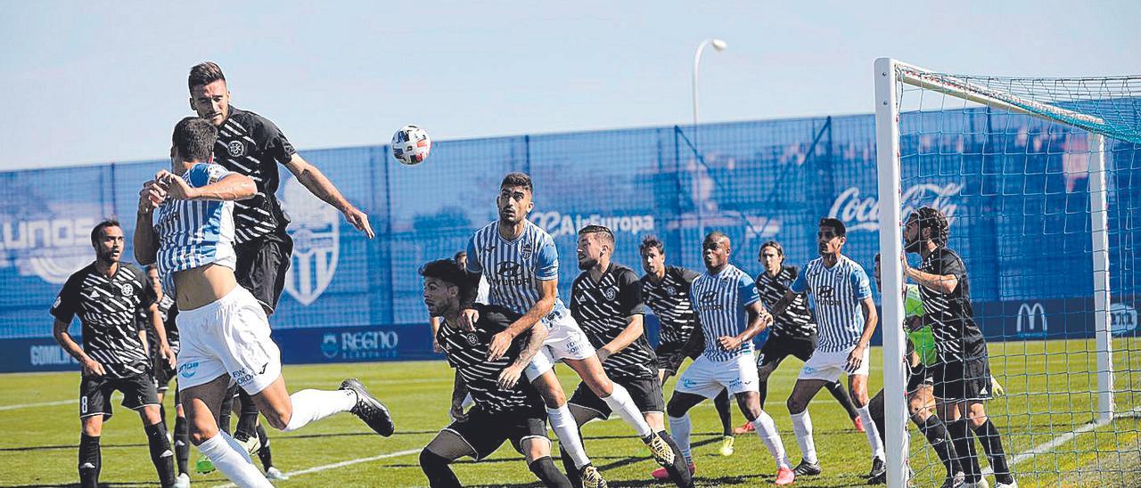 Los jugadores del Baleares defienden en el interior del área el lanzamiento de un córner.