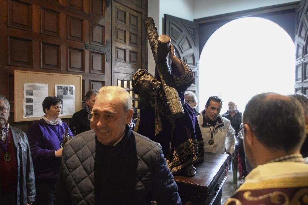 Bajan al cristo Jesusín de Galiana en taxi hasta San Nicolás