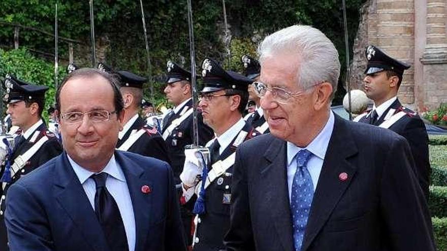 François Hollande y Mario Monti, ayer en Roma. / ettore ferrari