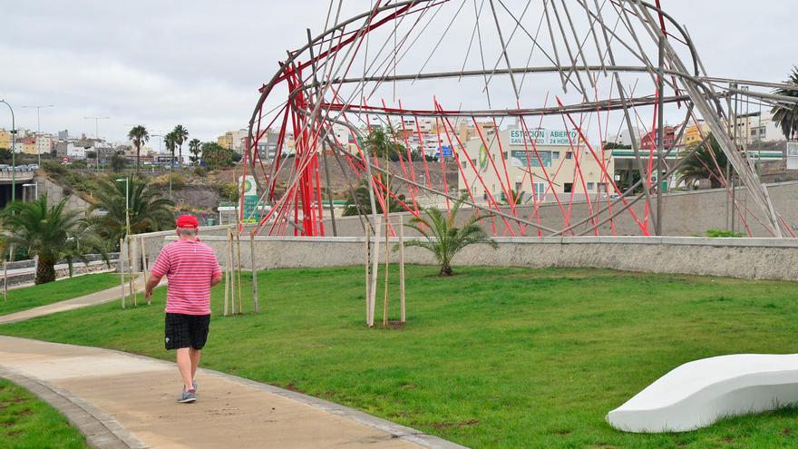 Un transeúnte pasea por el nuevo parque de Tamaraceite